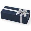 Boîte cadeau 30 x 20 x 10 cm en carton bleu marine avec ruban argenté style élégant