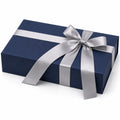 Boîte cadeau 30 x 22 x 10 cm en carton bleu marine avec ruban argenté à nœud