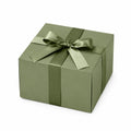 Boîte cadeau carrée 20 cm en carton vert avec ruban satin fermeture à couvercle