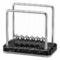 Pendule de Newton 30 x 15 x 25 cm en métal argenté et base noire décorative pour bureau