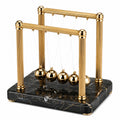 Berceau de Newton 25 cm en métal doré et base aspect marbre noir décoratif